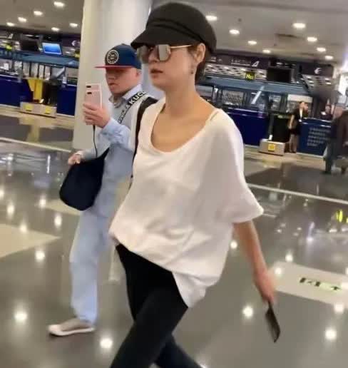 马伊琍瘦成了“纸片人”，弯腰驼背，瘦成这样真的好看吗？

近日，48岁马伊琍