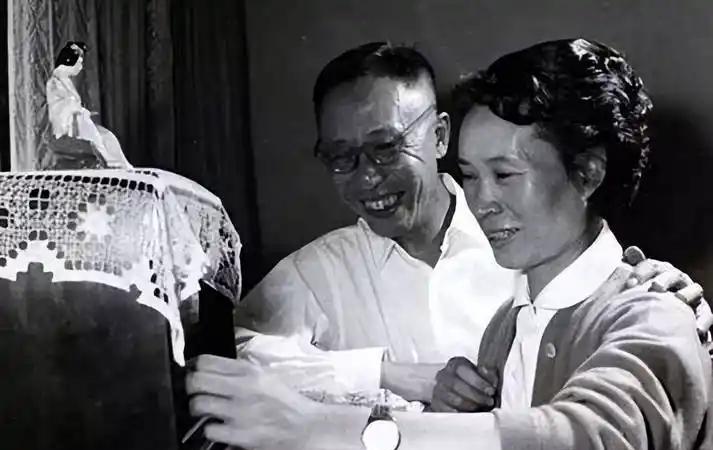 1962年春，56岁的溥仪迎娶了38岁的护士李淑贤。新婚之夜，屋里亮着刺眼的10