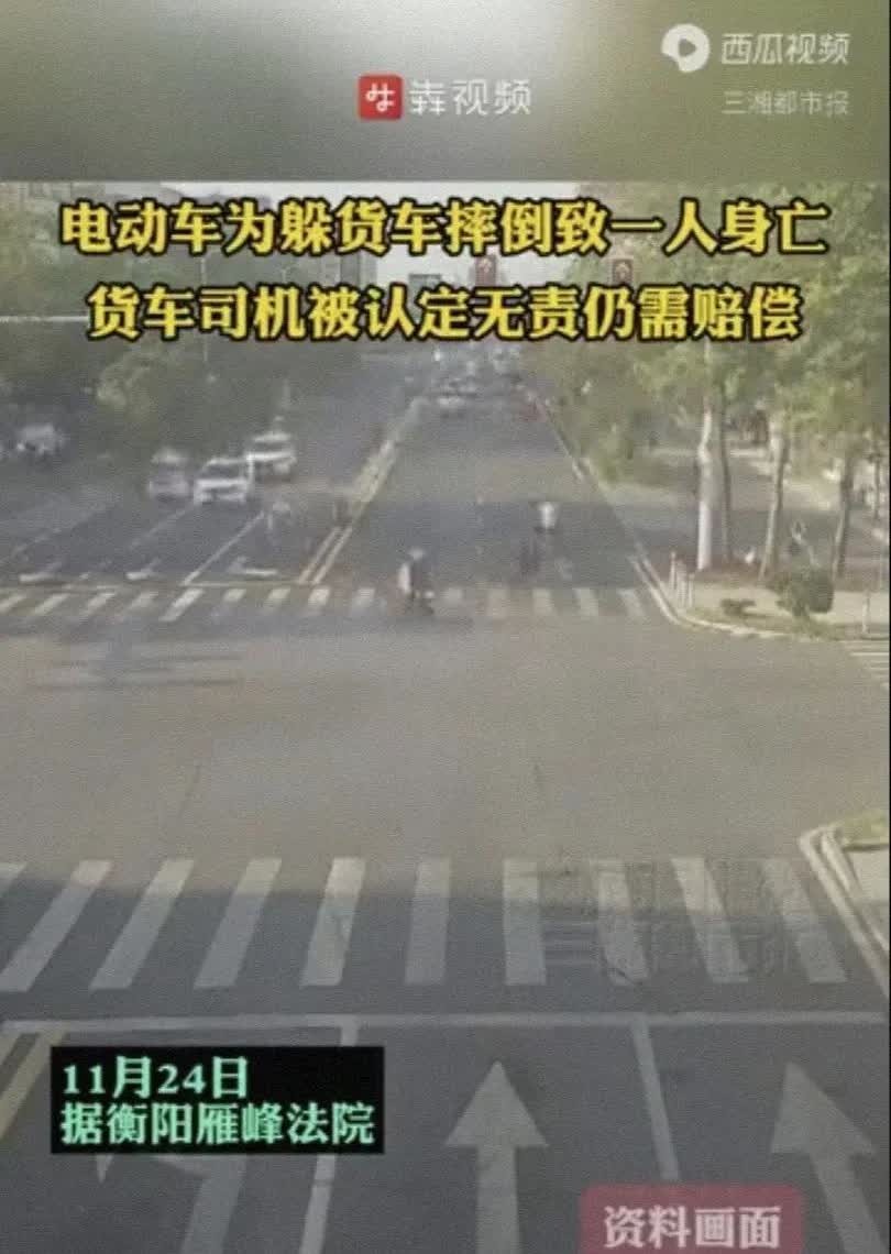 湖南，男子骑电动车载父亲行驶至某路口时，看到前方的货车在急转弯，于是来了个紧急刹