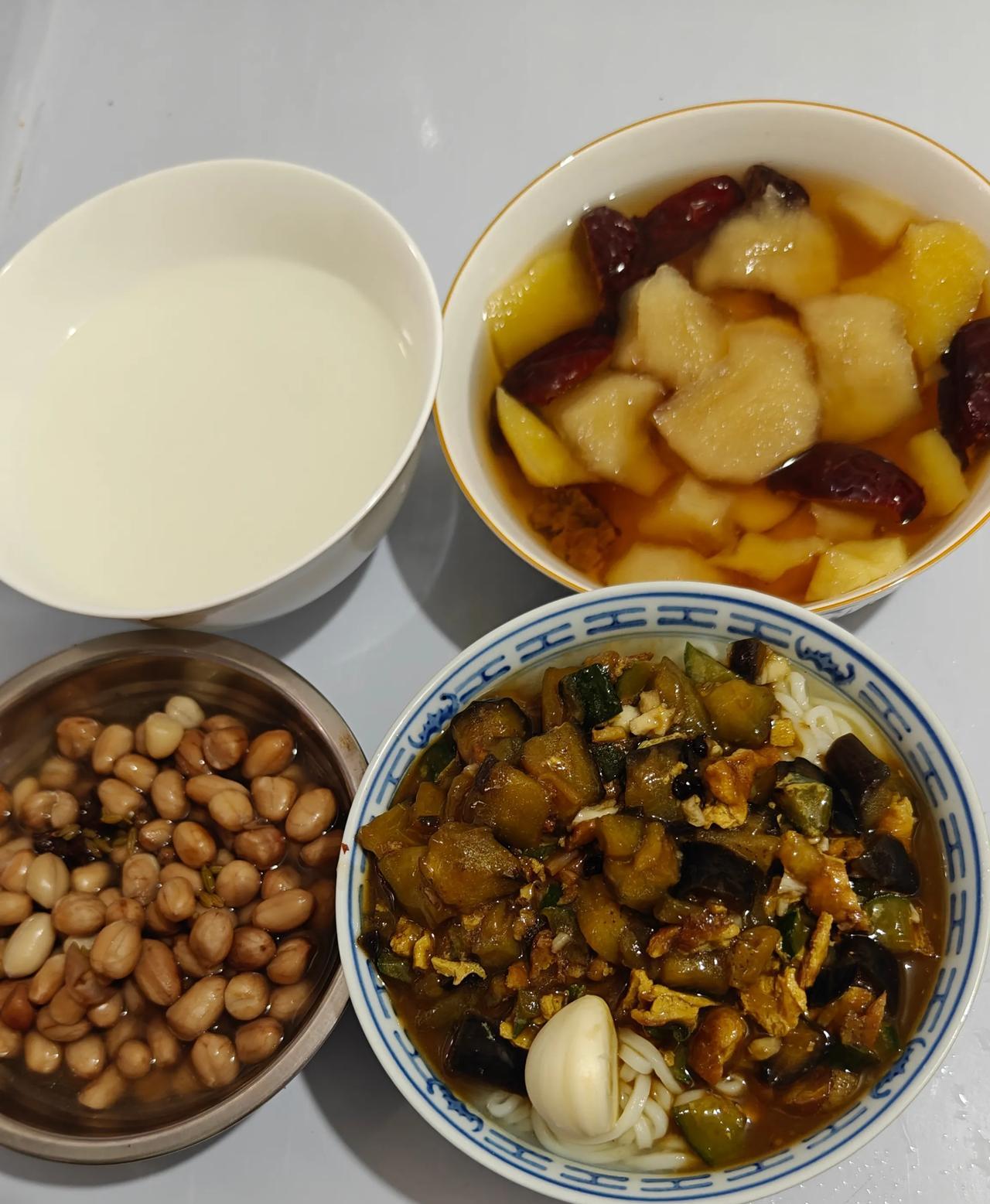 老妈爱吃面条，今天给老妈盛了好多，没想到她全吃了。吃完还说，我都吃了，真好吃。