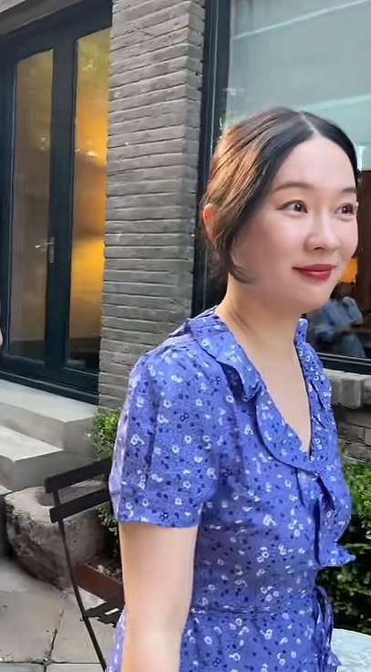 霍思燕被路人偶遇，虽然有了岁月的痕迹，但是还是很美，真的是妥妥的白富美！
她就是