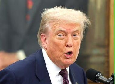特朗普向美国法院发出严重警告，他说由于自己每天征收关税，“数千亿美元正涌入美国”