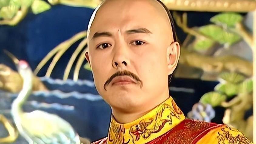 从万人迷到轮椅风波：张铁林半生荒唐终成笑柄