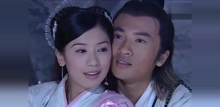 在绿柳山庄地牢里，张无忌为什么要脱赵敏袜子？
这么说吧，当时张无忌是真急了，当时