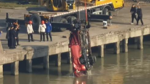 12·28南通坠河事故追踪：车辆已打捞上岸，38岁女司机确认死亡
