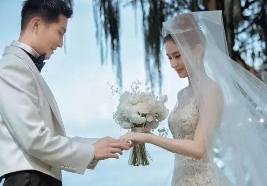 别再讨论何超莲会不会和窦骁离婚了！这姐精着呢，离了才叫真亏大发了！

为啥？你瞅