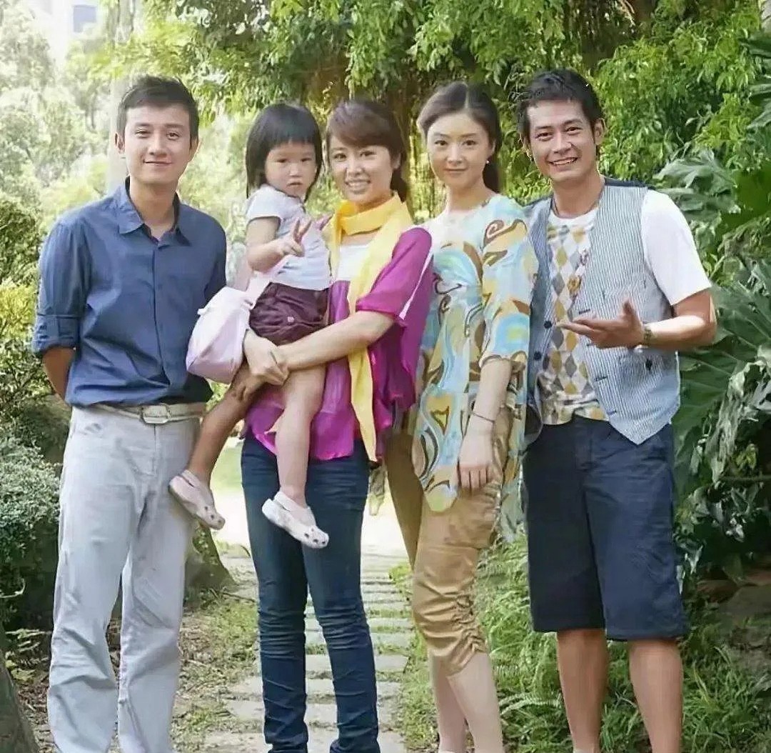 那时候林心如手上抱着的小孩子是谁？如今也是位明星了吧