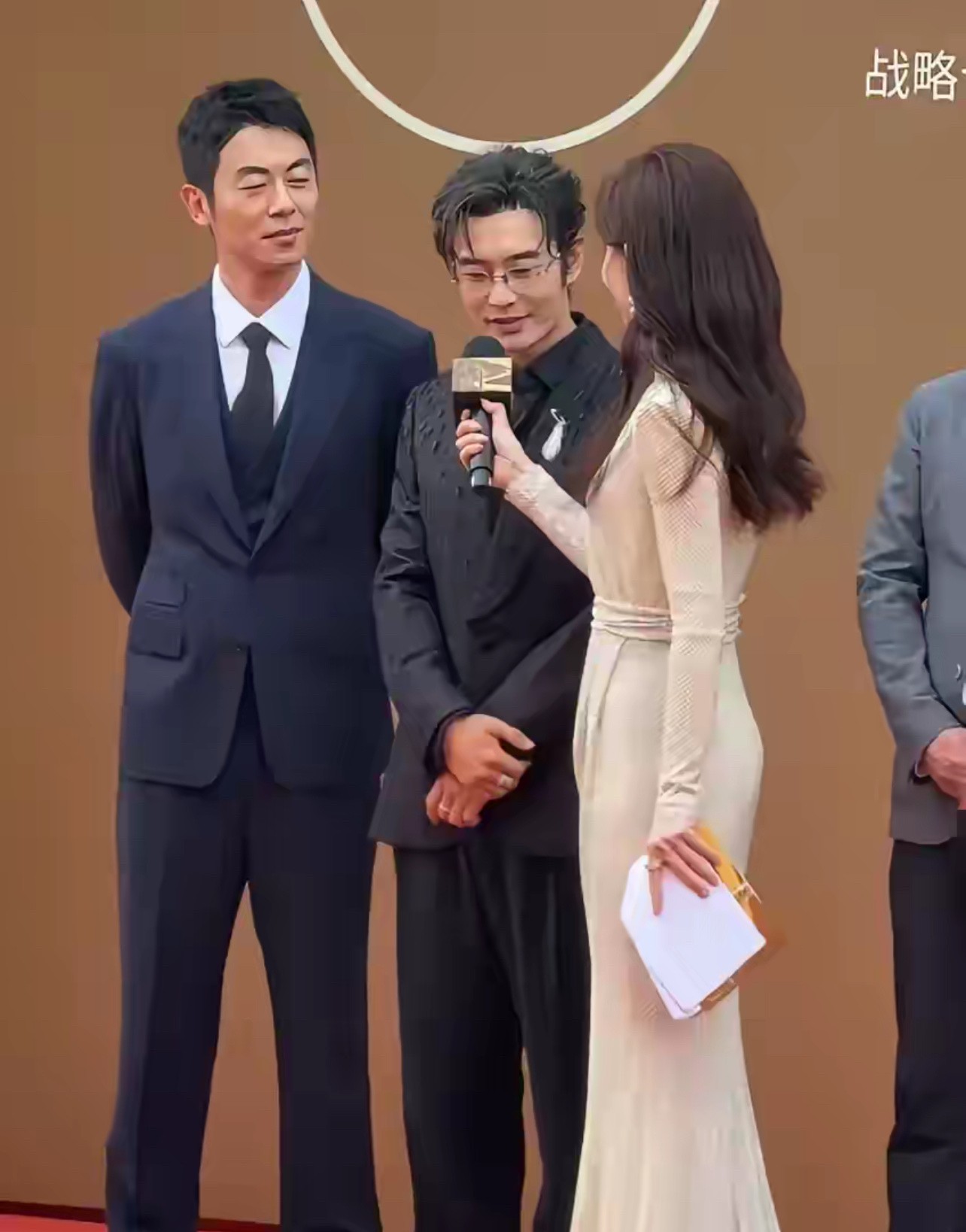 没想到黄晓明居然这么矮的，还没有女主持人高，现在才知道。