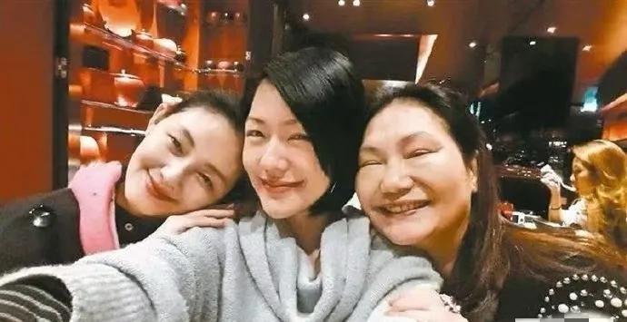 黄春梅可能又要搞事情了！！
黄春梅又双叒叕发文想念大S了，此次直接称呼大S为心肝
