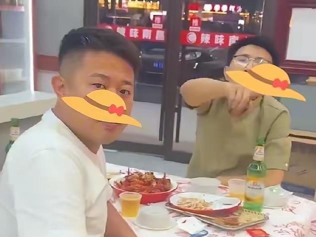 这就是交友不慎的后果！
南昌的摸头男就是一个活生生的例子。
本来白衣男子手贱摸了