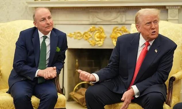 特朗普会见爱尔兰总理米歇尔·马丁，当面抨击对方“抢走”美国制药公司，谈话陷尴尬。