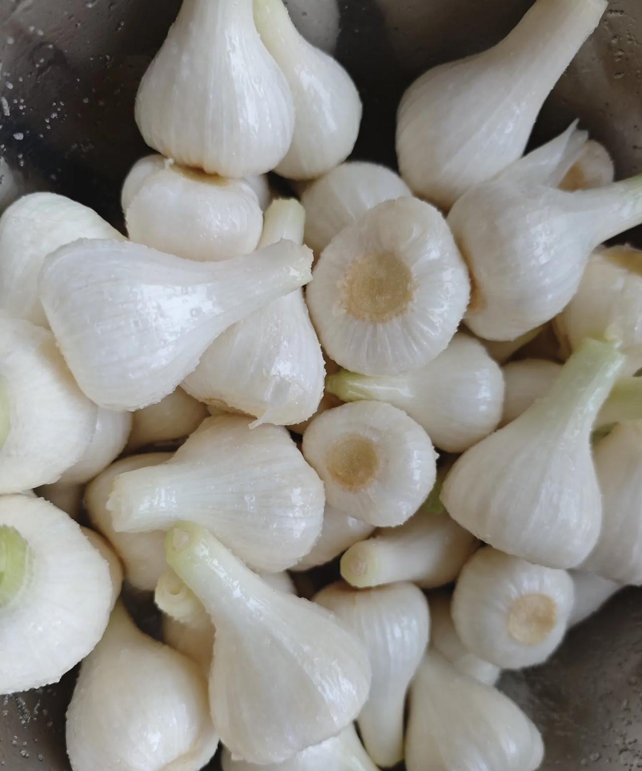 你见过早上四点起来腌糖蒜的么[捂脸]，没错，那个人就是我。
媳妇昨天早上去早市买