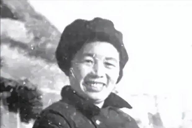 1937年，身怀有孕的张琴秋饥肠辘辘，摇摇晃晃走到山下，被马家军抓获，一名旅长亲