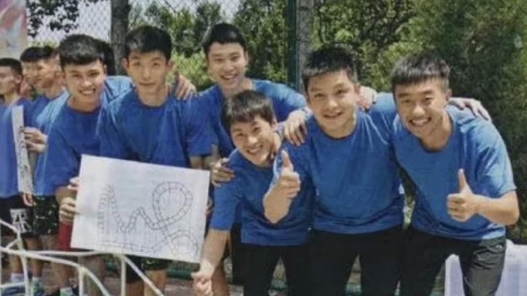 罕见的中国男乒球员穿蓝T恤合影：樊振东最亮眼，赵子豪笑容灿烂