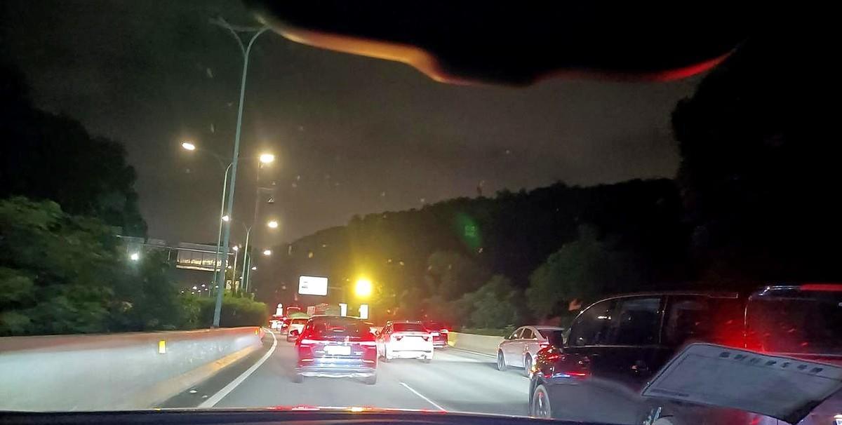 我朋友的儿子在东莞初中高中花了60万，今年高考成绩出来考了351分。
这孩子高考