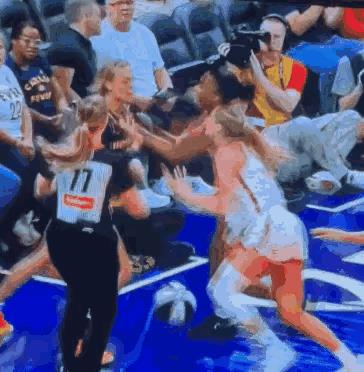 WNBA赛场也太火爆了！
6月18日狂热队对阵太阳队，比赛正打着呢，第三节谢尔顿