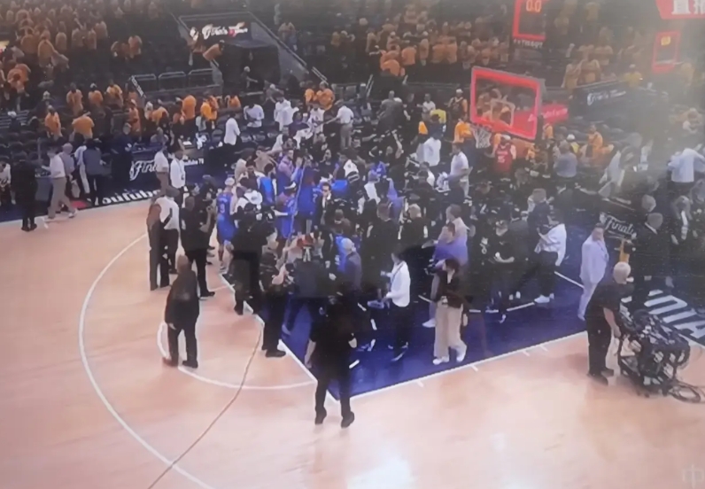 央视把步行者当成了主队。今天央视照旧转播NBA总决赛第4场。解说应该是在现场解说