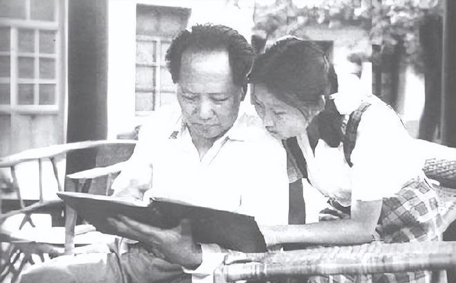 1981年，毛主席去世五年后，李敏接到中央办的一个电话，让她去谈一下“遗产”问题