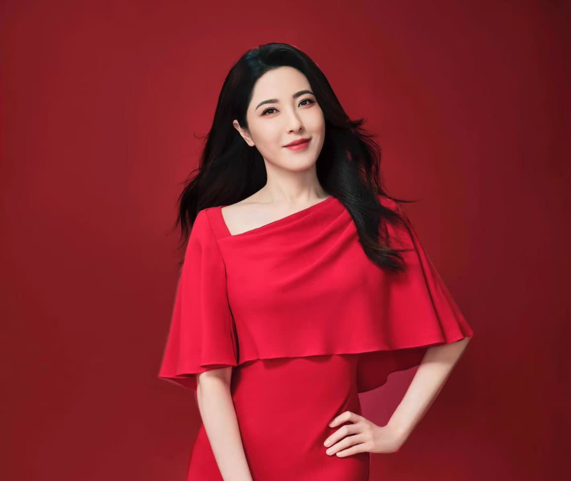 曾黎为什么不结婚？
不是因为没有人馋她的身子，
也不是因为找不到对象，而是因