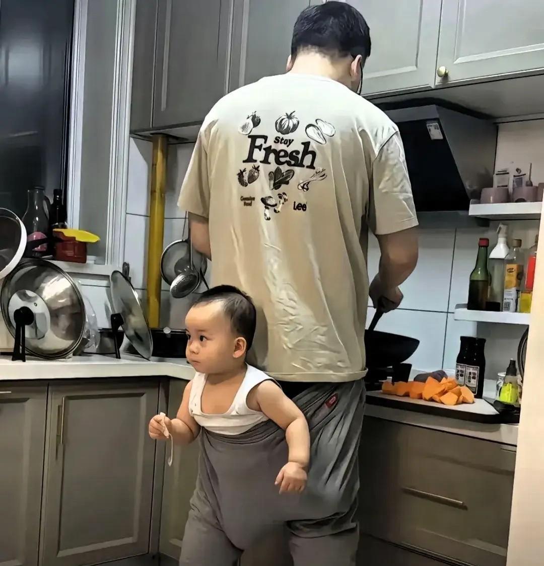 这是一位好爸爸，中国好男人，做饭看娃两不误。
如果没有双方父母的帮忙，如果经济条