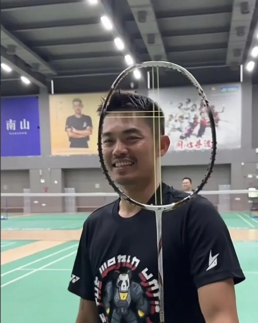 林丹太帅了！打球专注度超级稳！就他手里的球拍，普通人只会漏球，滑球，接不住球，发