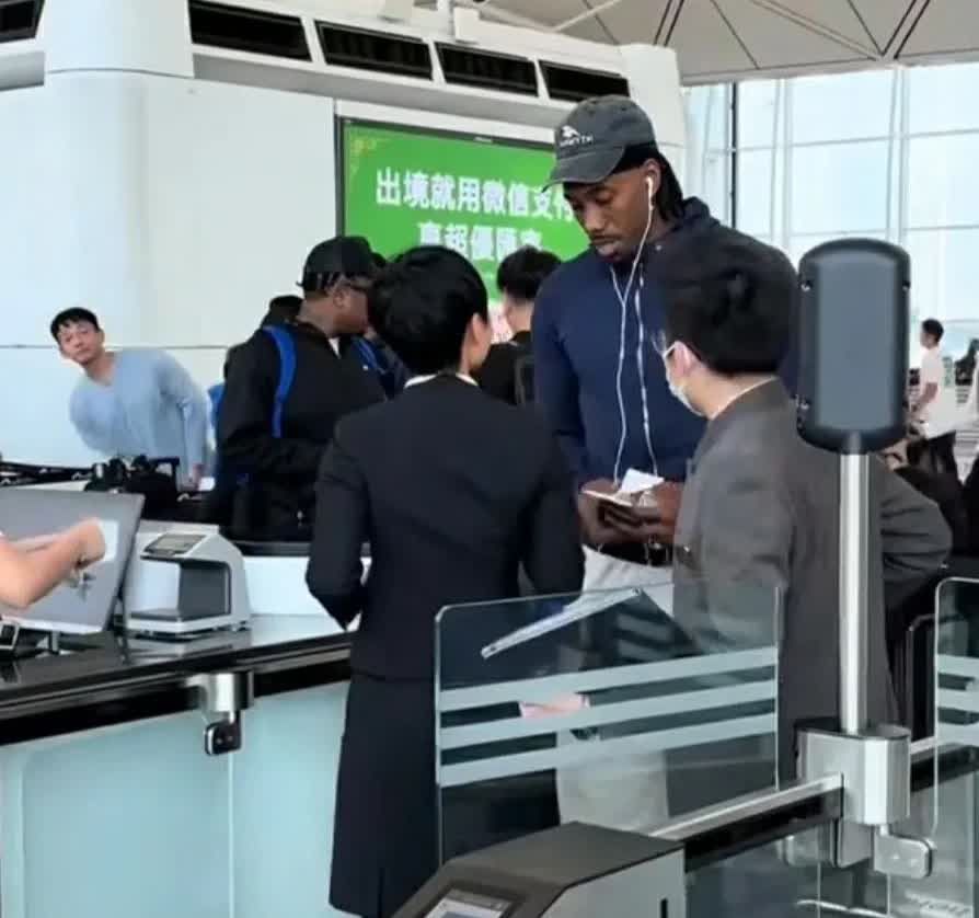 快船队当家球星“小卡伦纳德”已抵达中国！
谁有他爽啊？[泣不成声]
在快船伤