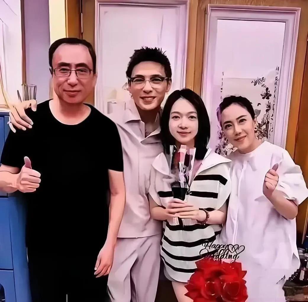 吴谨言和婆家人一起露面啦！她公公婆婆那颜值是真抗打，可再瞧瞧她老公，咋就没遗传到