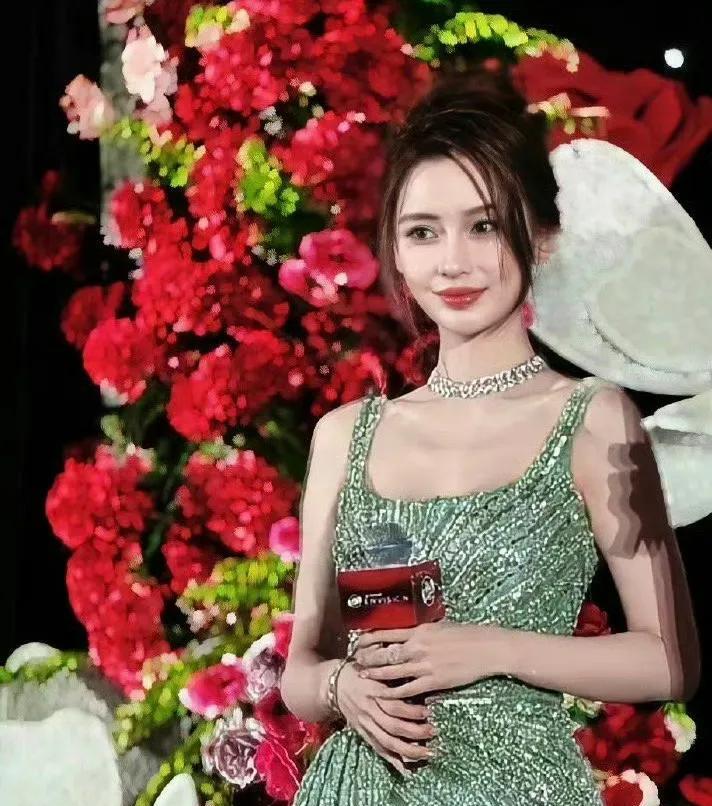 没有夸张，全是发自内心的赞美
真的不敢相信这是36岁的杨颖
身穿翠绿色亮钻纱裙，