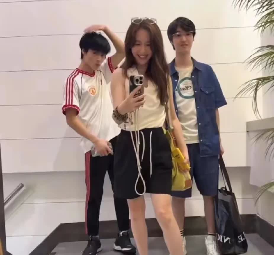 老夫少妻能不能长久咱也不知道，但是生娃要趁早倒是真的，看看42岁的吴佳尼就知道了