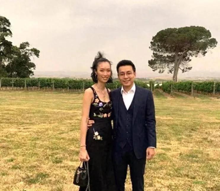 霍启仁曼谷盛大完婚，郭晶晶拎爱马仕现身，直言终有妯娌啦！