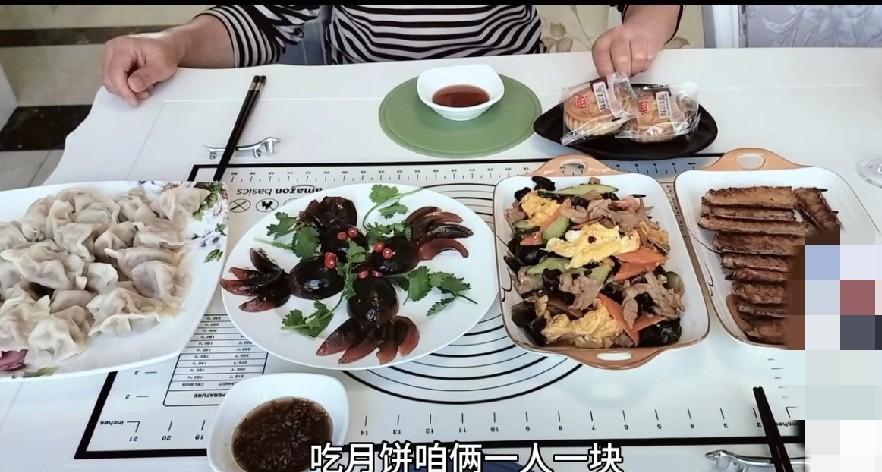 #万能生活指南#
老俩口的相处模式，映照出幸福的婚姻就是相互扶持。
天津老俩口，