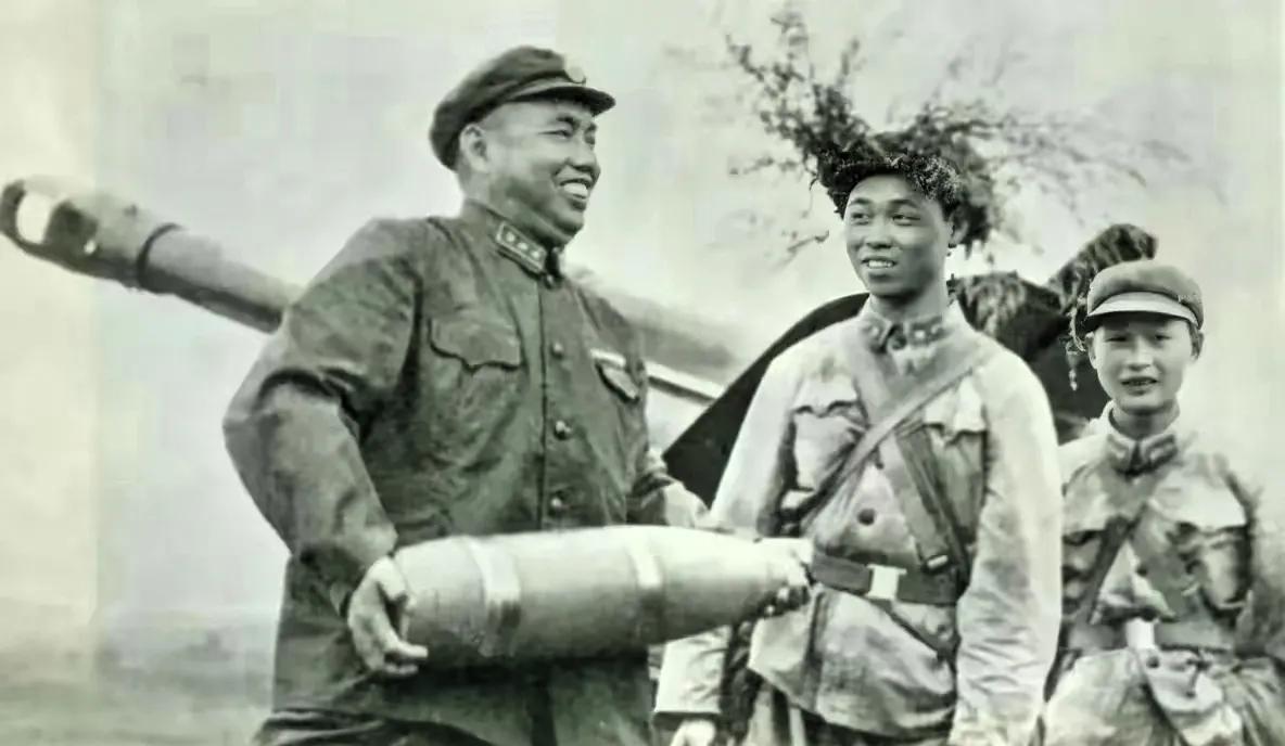 珍贵的黑白老照片。
1961年，许世友在视察炮兵阵地时，留下的这张珍贵的照片，他