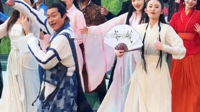 63岁马景涛直播晕倒后续：知情人曝连续三天硬撑表演，演员就业形势严峻