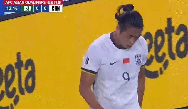 2026世界杯亚洲区预选赛，国足客场挑战沙特，最终0-1告负，遭遇双杀。沙特凭借