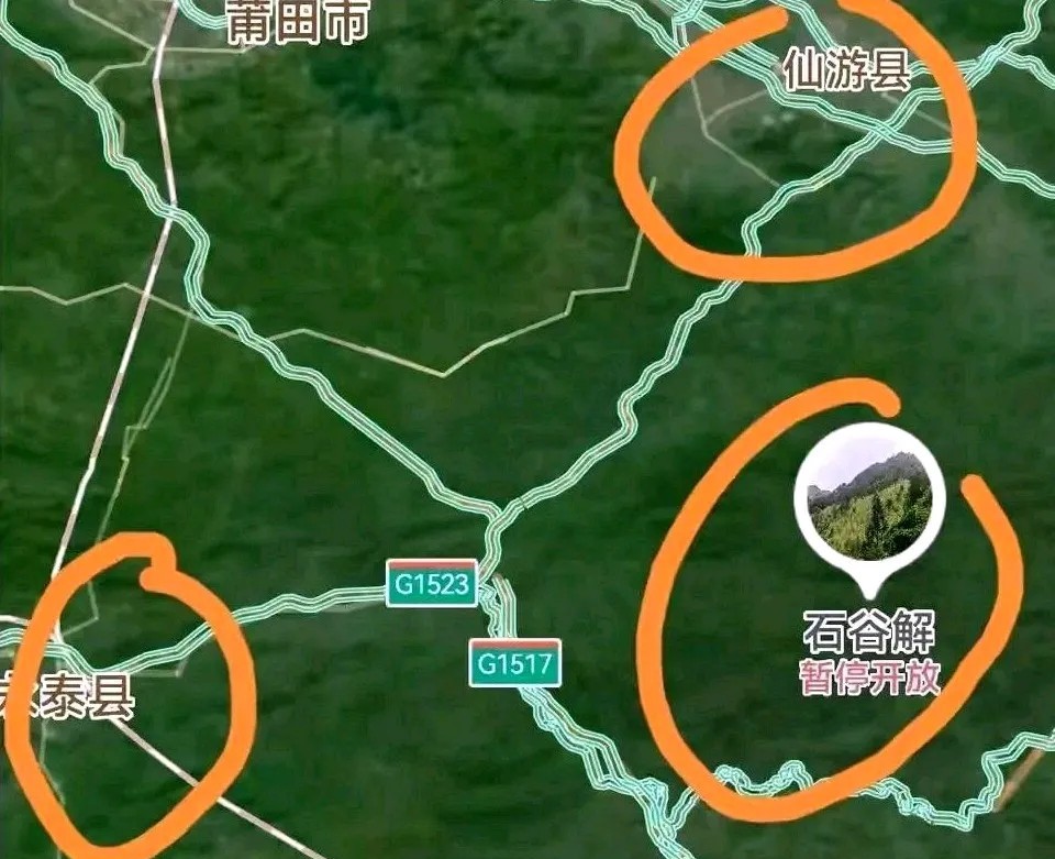 福建的小男孩被一个戴头灯抓青蛙的人在水涧里找到。其实所谓地毯式搜索，很多人只是跟
