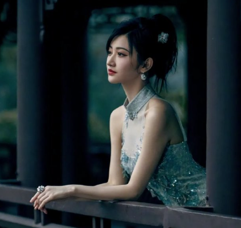 景甜写真精选，一袭蕾丝旗袍，曼妙迷人