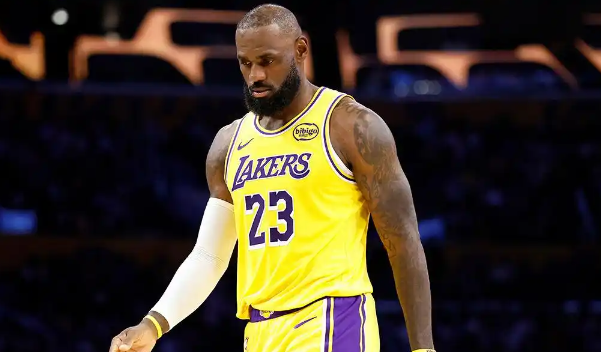 我真的认为老詹是在开摆了
昨天第三节看了一半就关电脑了，因为看不到一点翻盘的希望