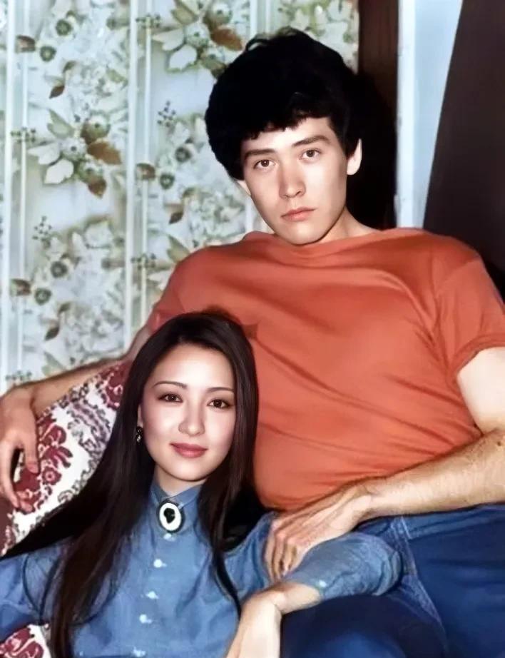上世纪八十年代末，台湾，36岁的胡因梦与一位男子的合影旧照，照片中的胡因梦美丽动