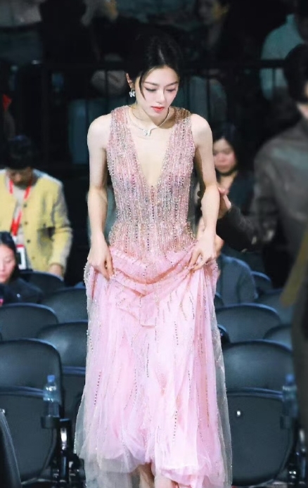 从《巴啦啦小魔仙》里的小丫头到如今能驾驭多种角色的女演员，赵今麦的蜕变藏在每一个