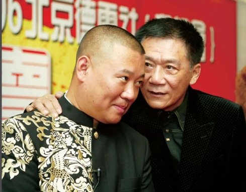 2004年，德云社经营困难，侯耀文第一个对郭德纲说：“这是5万块钱，你拿去应急！