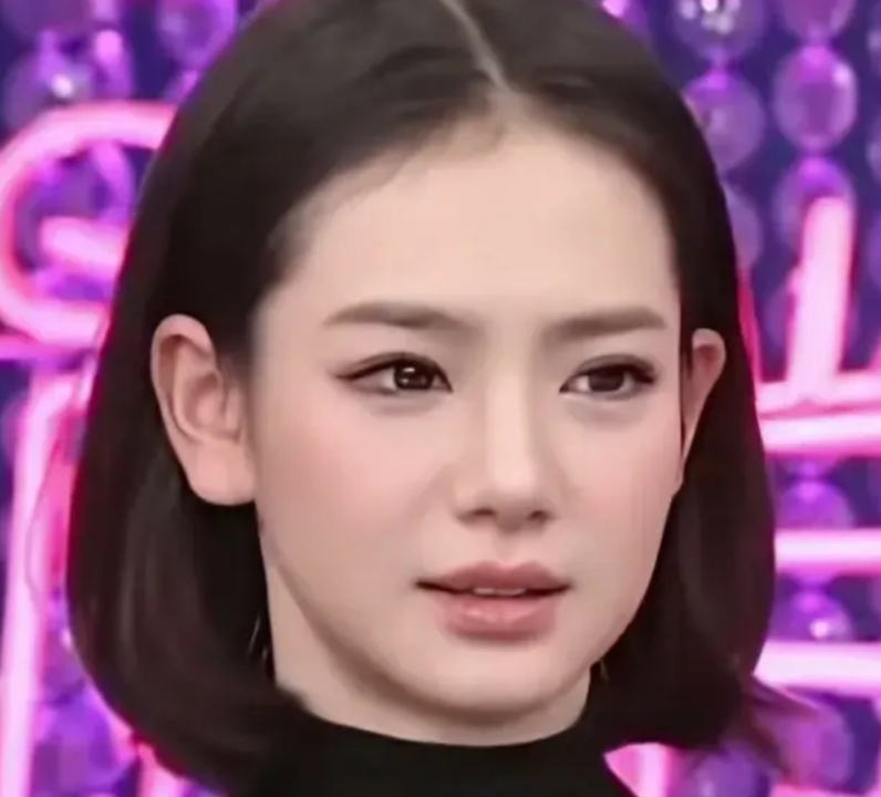 你要永远相信王校长的眼光。戚薇，那个曾经让王校长愿意包场的女人。如今让科技脸毁得