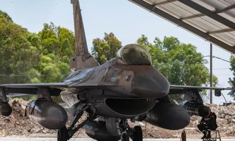 准备出发的以色列空军F-16C，配备两枚900公斤BLU-109/B掩体炸弹。