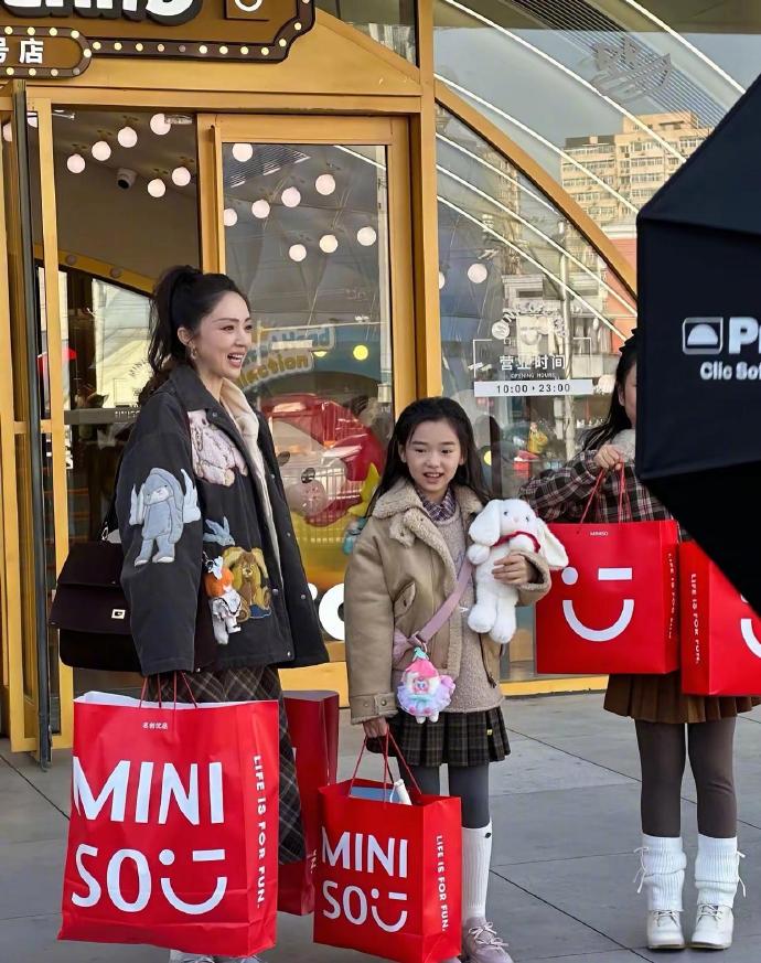 其实我真觉得有颜有钱有女儿，可以不再婚的。 ​​​