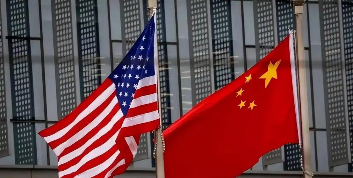 中国对美国没有落井下石的原因有两点，一是怕把美国逼急了狗跳墙，二是现在弄死美国不