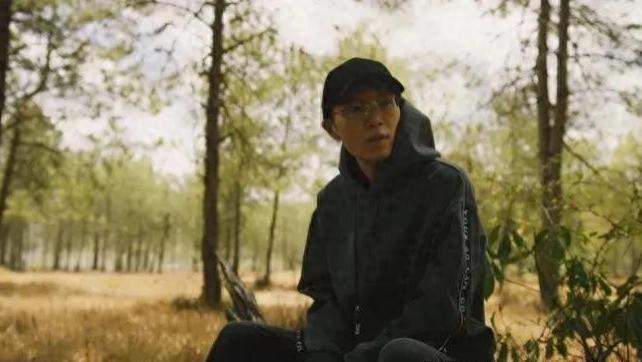 爬山照曝光，方大同看破红尘？看似无欲无求的清冷，娱乐圈的喧嚣，他真的能放下一切吗？