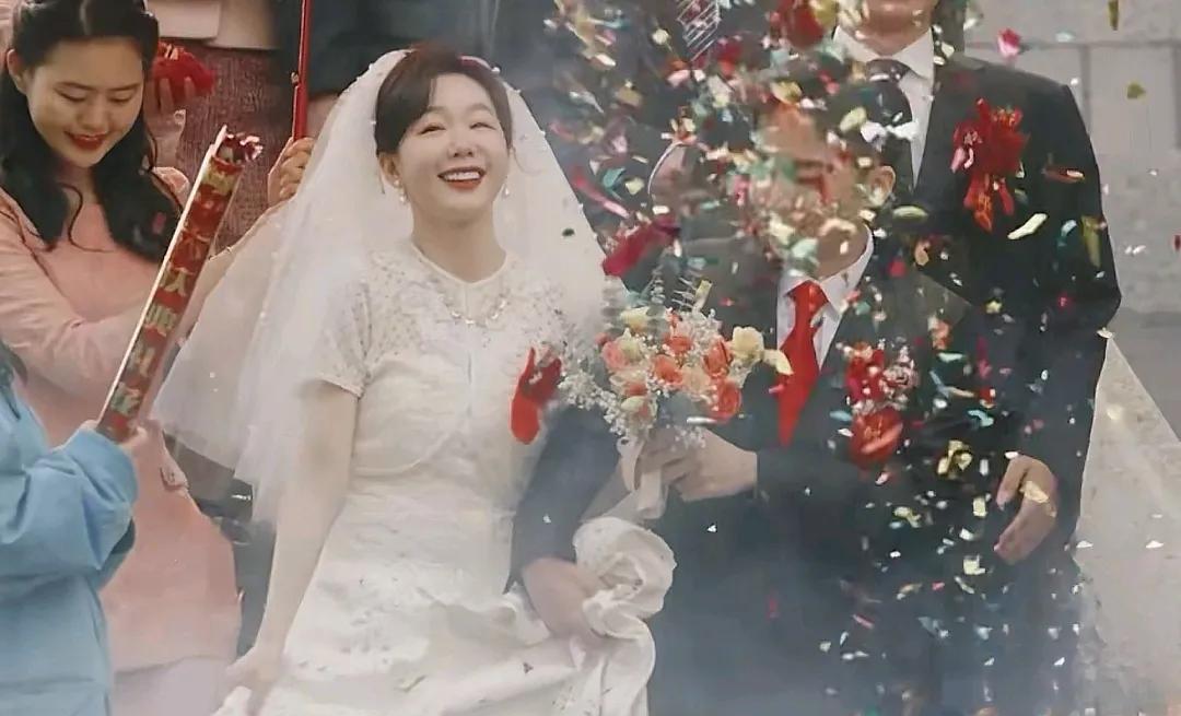 《六姊妹》，奶奶总算等来了小年的婚礼，见到了重孙媳妇李雯，她很开心，她没有遗憾了