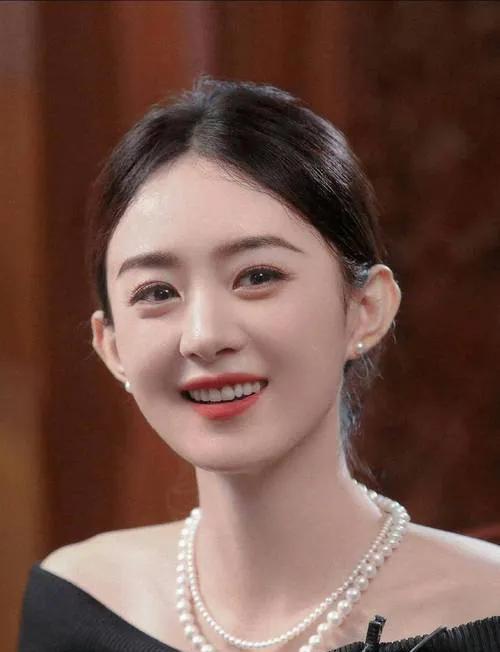 百字文：
赵丽颖新剧《在人间》看点十足。该剧融合奇幻、悬疑与爱情元素，讲述主角在