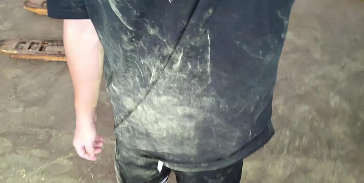 我儿子，在我们公司打暑假工，一天挣那150块钱，实在太难了！
今天下午，儿子去烘