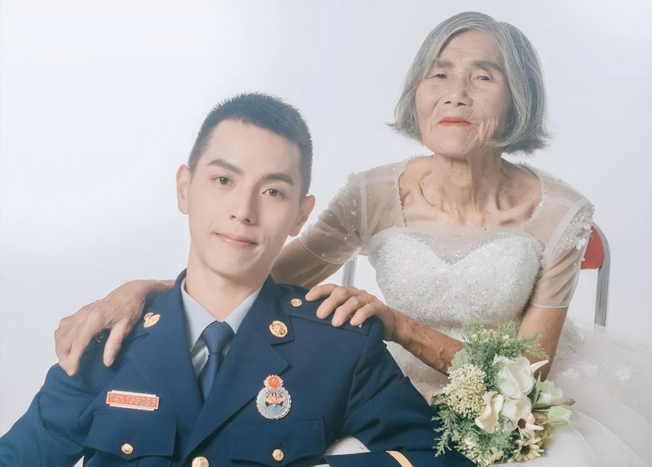 2021年，一张24岁小伙和85岁老太太的婚纱照，意外在网络上走红，引发了网友的