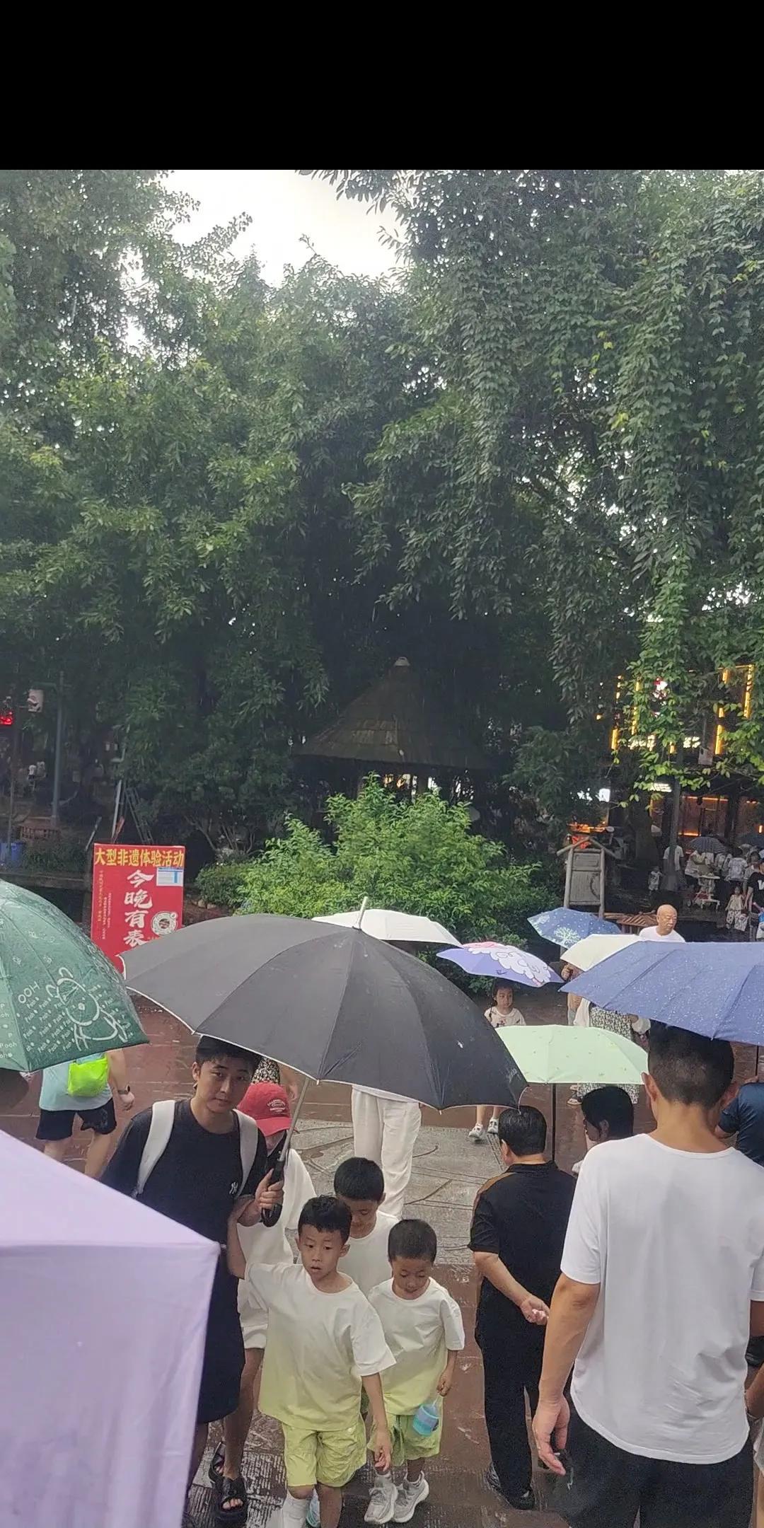 今天的雨下得确实有点莫名其妙，一会下，一会停，下下停停有七八个回合。奇怪的是，需